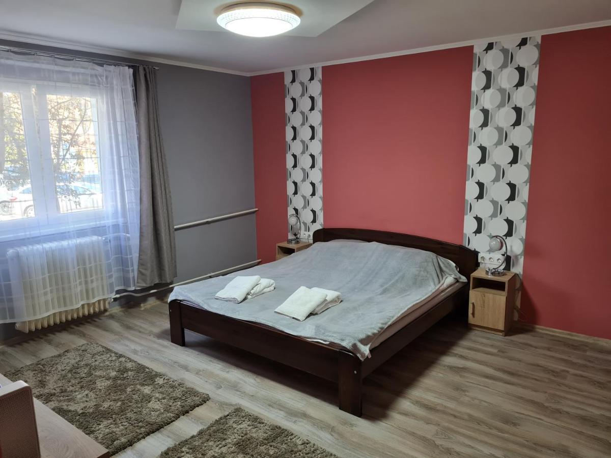 Tatabanya Ujvarosi Lakas Buitenkant foto