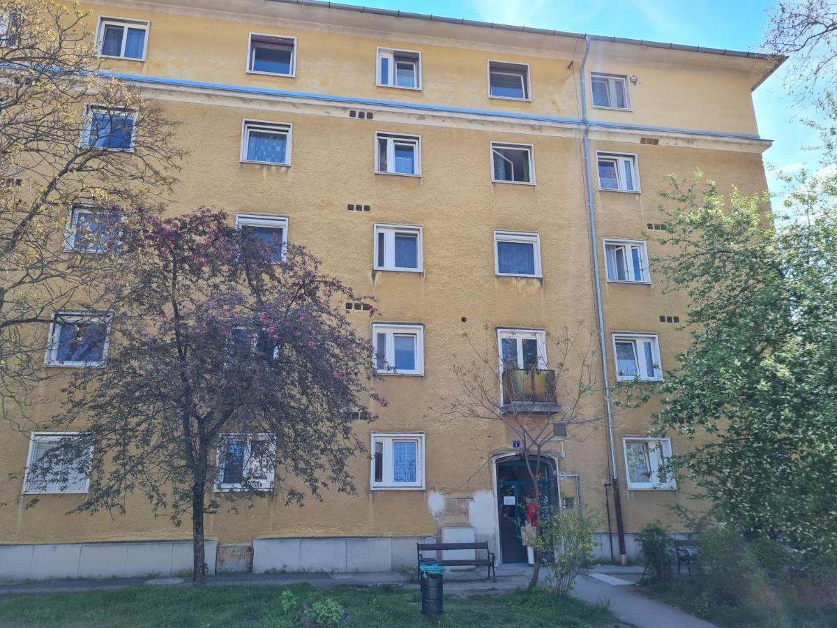 Tatabanya Ujvarosi Lakas Buitenkant foto